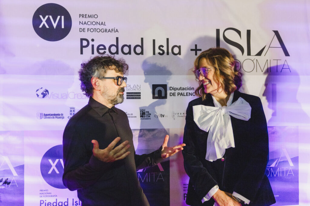 Claudio de la Cal recibiendo el Premio Piedad Isla en un evento
