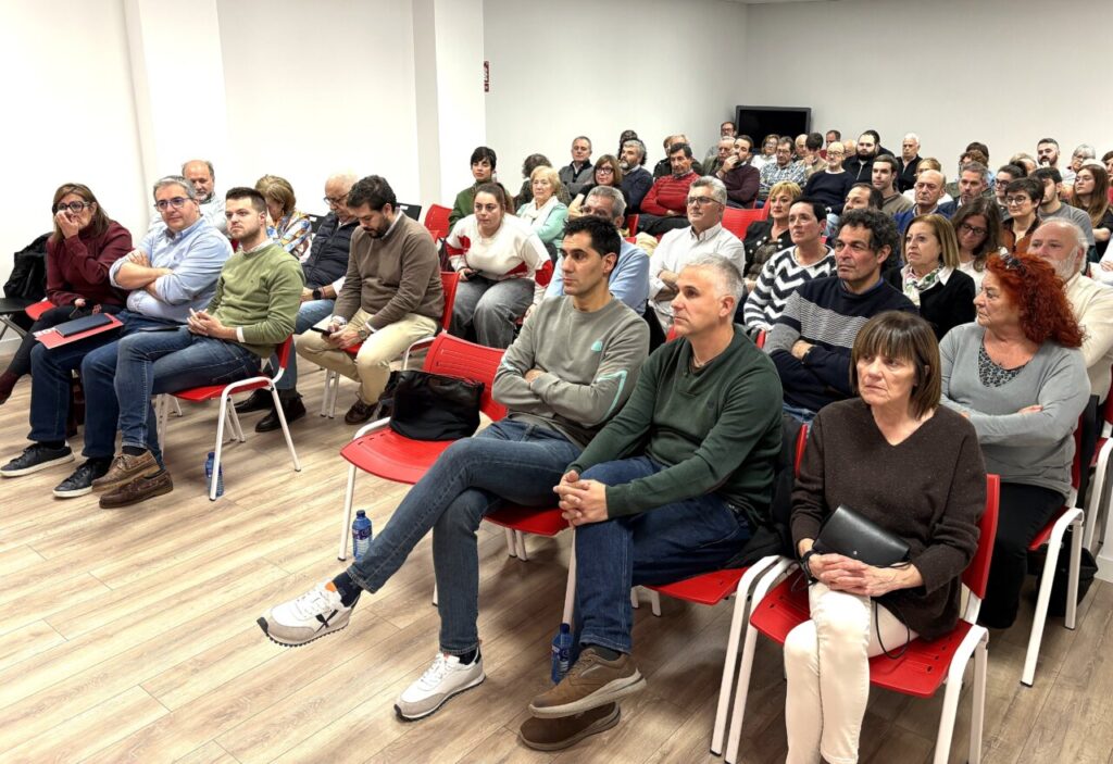 Reunión del Comité Provincial del PSOE en Palencia con asistentes atentos.
