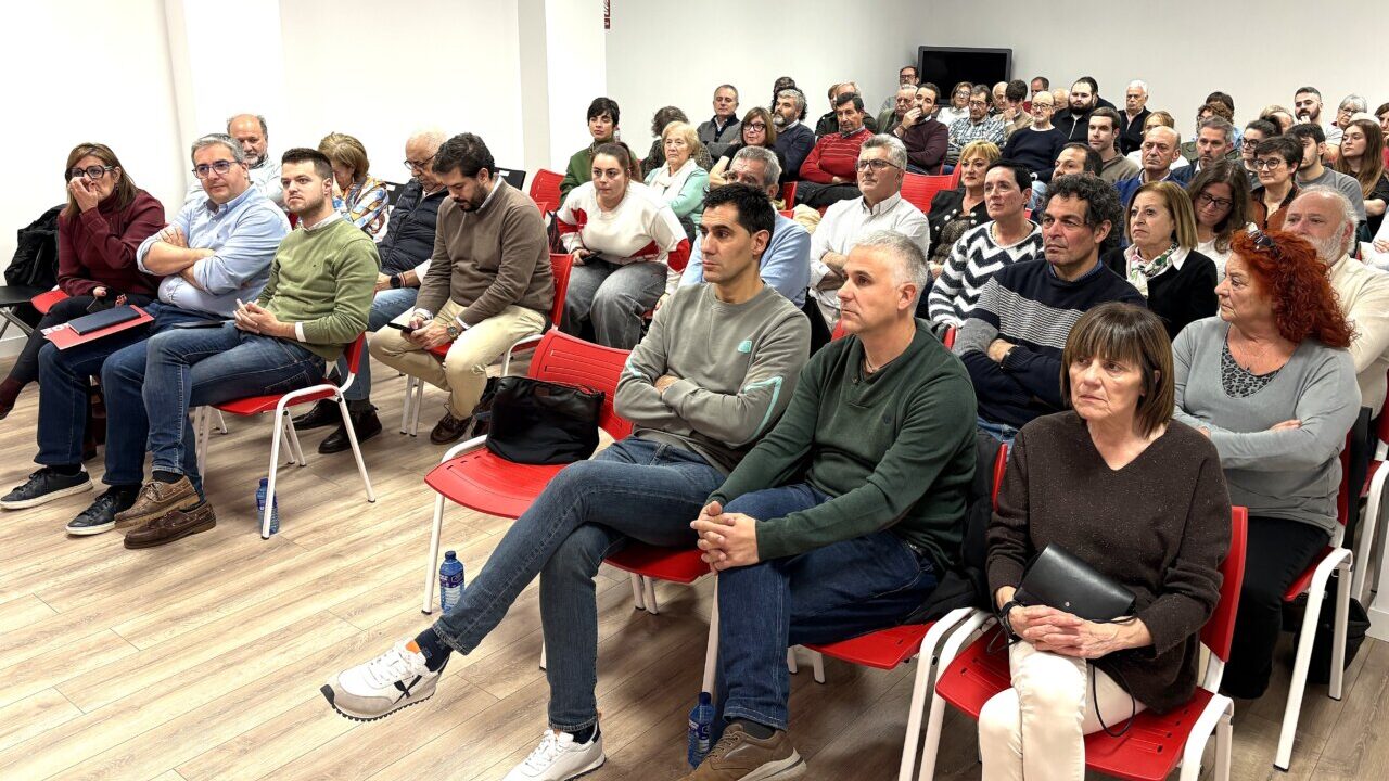 Reunión del Comité Provincial del PSOE en Palencia con asistentes atentos.