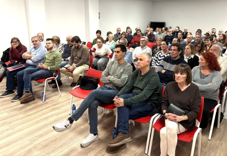 Reunión del Comité Provincial del PSOE en Palencia con asistentes atentos.