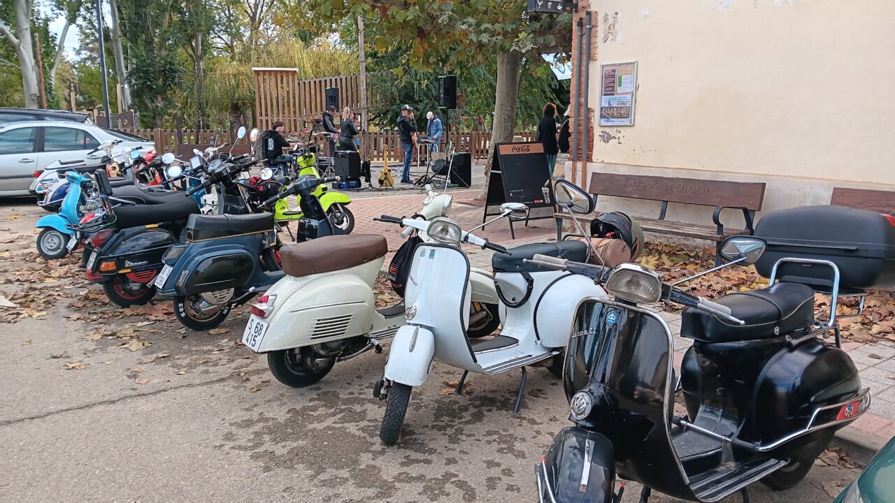 Vespas de diferentes colores en la Concentración de Husillos