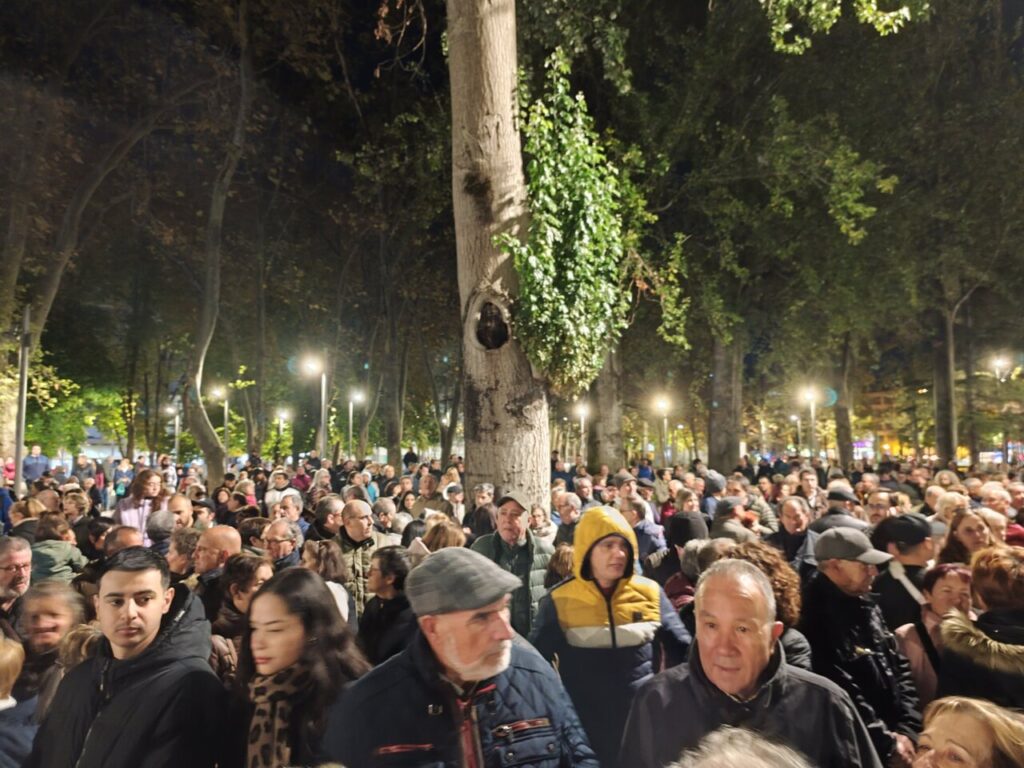 Multitud de personas en una manifestación en Palencia por el soterramiento