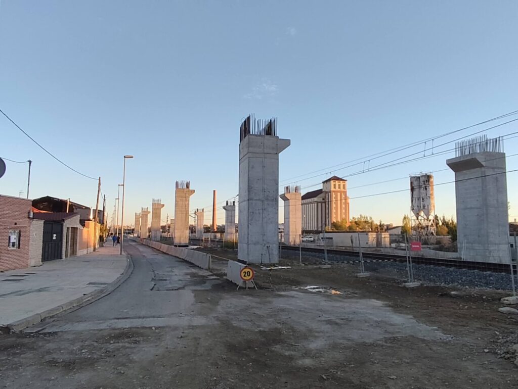 Obras del soterramiento del ferrocarril en Palencia con pilares de soporte