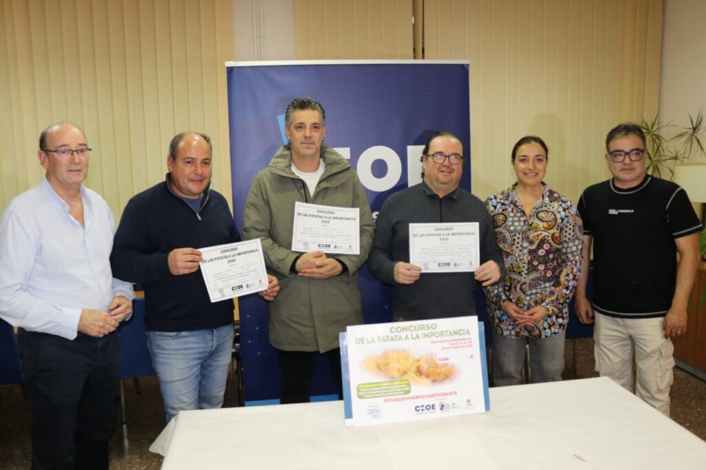 Participantes del concurso de Patatas a la Importancia mostrando sus diplomas.