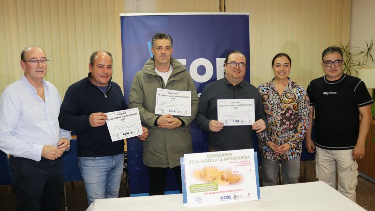Participantes del concurso de Patatas a la Importancia mostrando sus diplomas.
