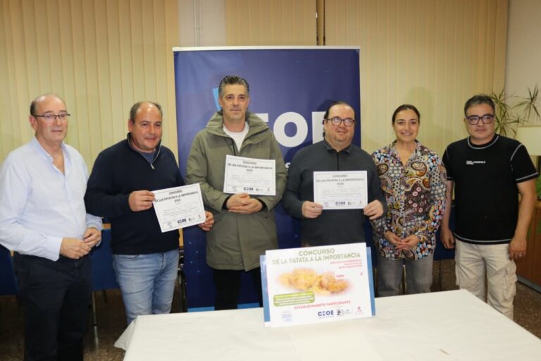 Participantes del concurso de Patatas a la Importancia mostrando sus diplomas.