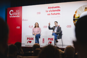 Conferencia sobre vivienda en Palencia con miembros del PSOE.
