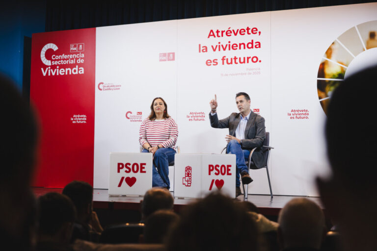 Conferencia sobre vivienda en Palencia con miembros del PSOE.
