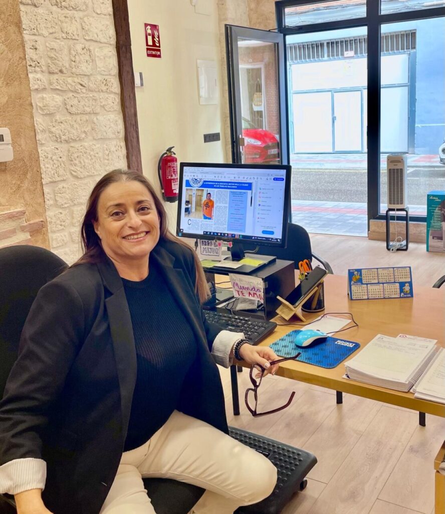 Mujer sonriente en la oficina de Construcciones y Reformas Charelo