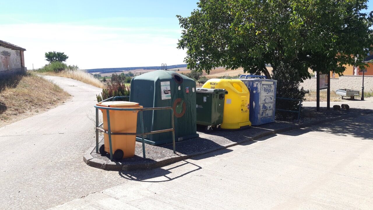 Contenedores de reciclaje en una calle de Palencia