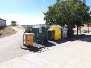 Contenedores de reciclaje en una calle de Palencia