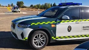 Vehículo de la Guardia Civil de Tráfico en un control de carretera
