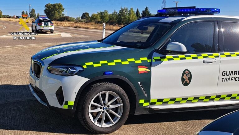 Vehículo de la Guardia Civil de Tráfico en un control de carretera