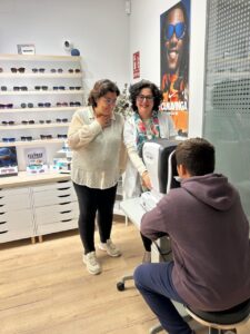 Teresa e Iván en consulta de control de miopía con óptico