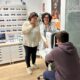 Teresa e Iván en consulta de control de miopía con óptico