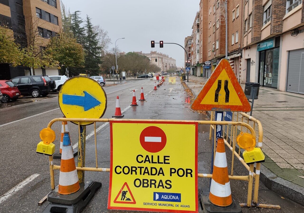 Señales de tráfico indicando corte en la avenida Asturias por obras.