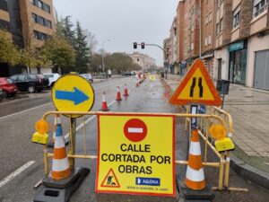 Señales de tráfico indicando corte en la avenida Asturias por obras.