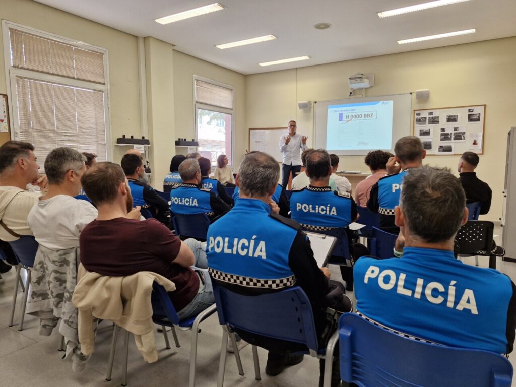 Agentes de policía local en curso de perfeccionamiento sobre movilidad y sanciones.