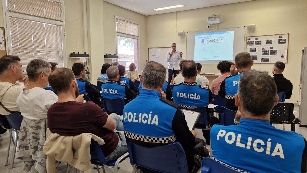 Agentes de policía local en curso de perfeccionamiento sobre movilidad y sanciones.