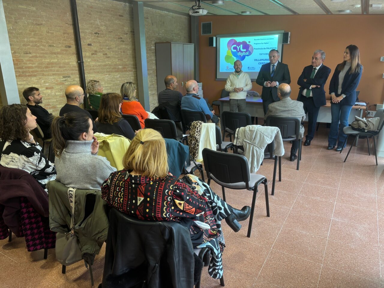 Reunión de formadores en el Aula TIC de Villamuriel de Cerrato
