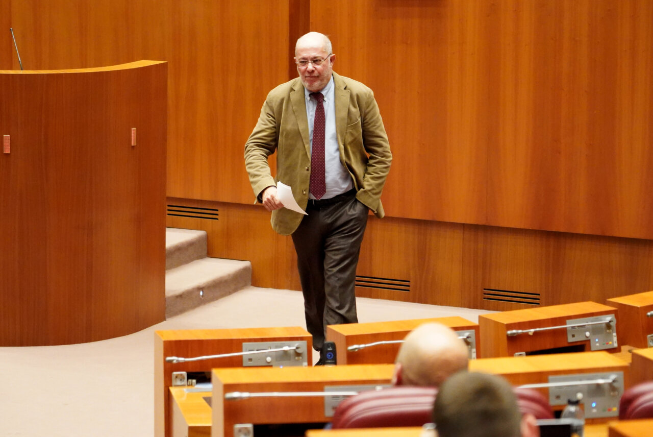 Procurador caminando en el debate sobre presupuestos en Castilla y León