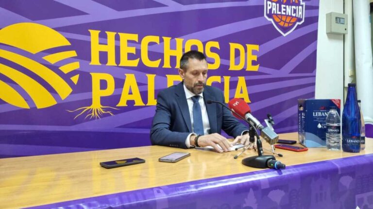 Entrenador del Super Agropal Palencia durante una rueda de prensa