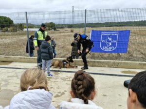 Niños observando una demostración de la Unidad Canina de la Policía Local de Palencia
