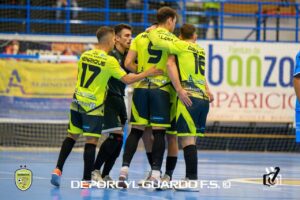 Jugadores del Deporcyl Guardo celebrando un gol en un partido de fútbol sala