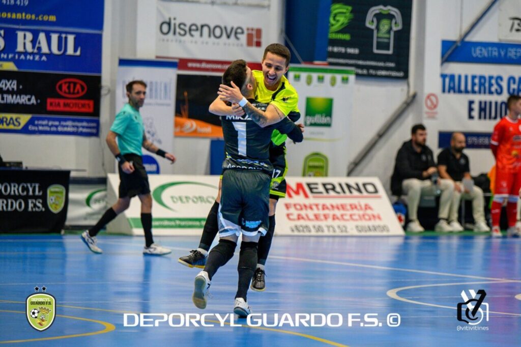 Jugadores del Deporcyl Guardo FS celebrando una victoria en el polideportivo