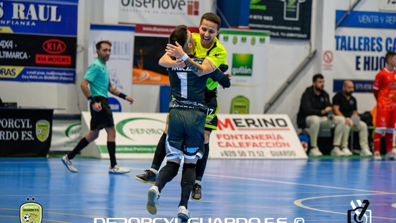 Jugadores del Deporcyl Guardo FS celebrando una victoria en el polideportivo