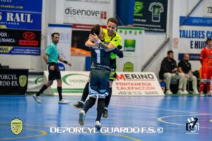 Jugadores del Deporcyl Guardo FS celebrando una victoria en el polideportivo