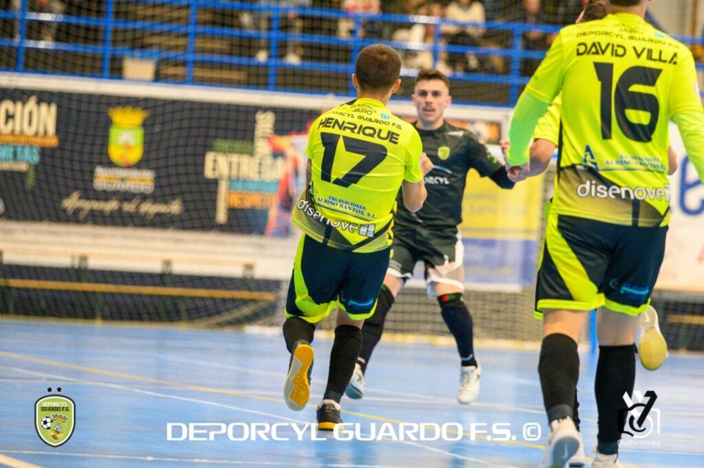 Jugadores del Deporcyl Guardo FS celebrando un gol en el partido