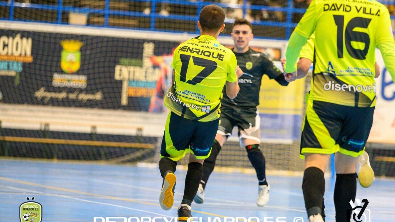 Jugadores del Deporcyl Guardo FS celebrando un gol en el partido