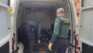 Guardia Civil cargando armas en una furgoneta para su destrucción.