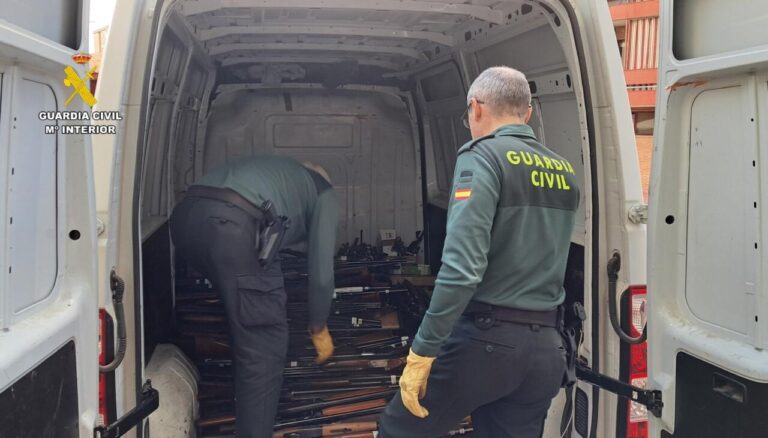 Guardia Civil cargando armas en una furgoneta para su destrucción.