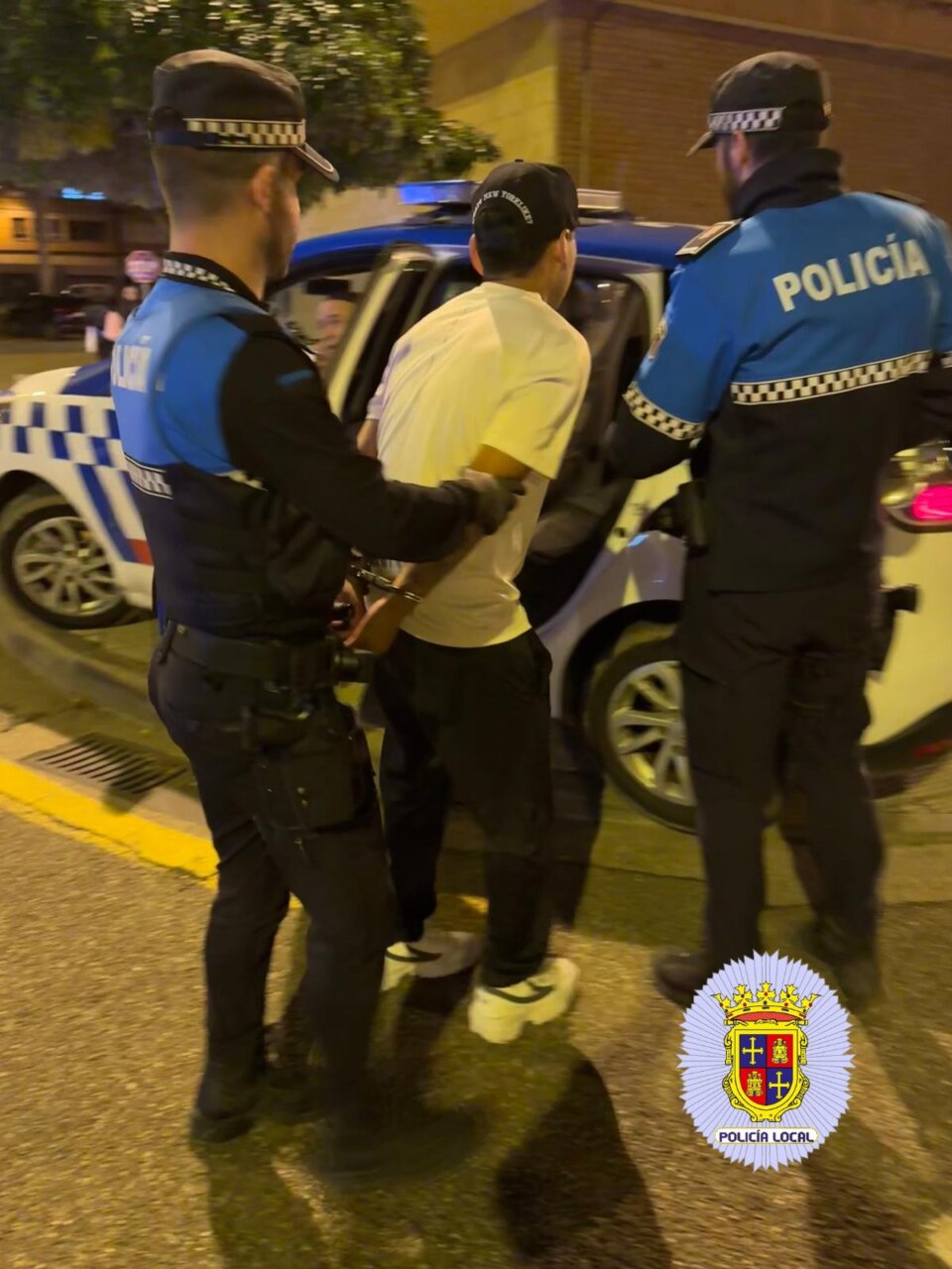 Policía local deteniendo a un hombre por quebrantar una orden de alejamiento.
