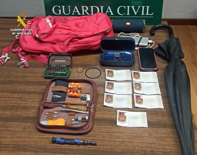 Objetos confiscados de un detenido por intento de robo en un vehículo.