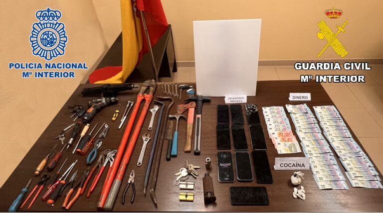 Mesa con herramientas, dinero y droga confiscados tras un accidente en Amusco