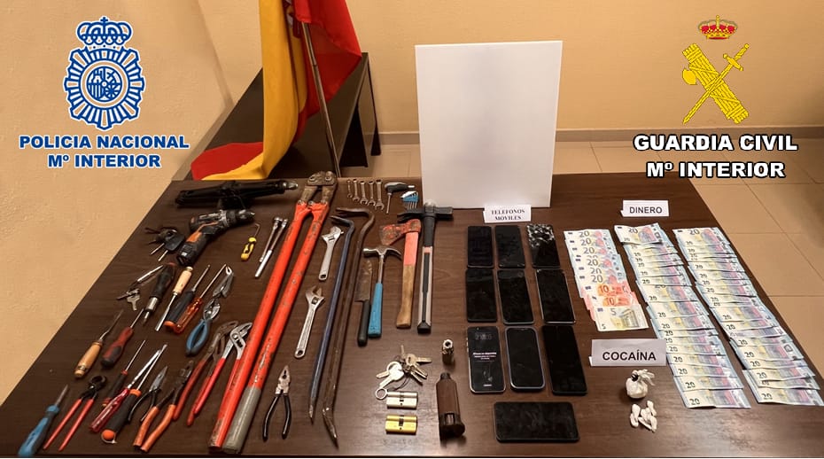 Mesa con herramientas, dinero y droga confiscados tras un accidente en Amusco