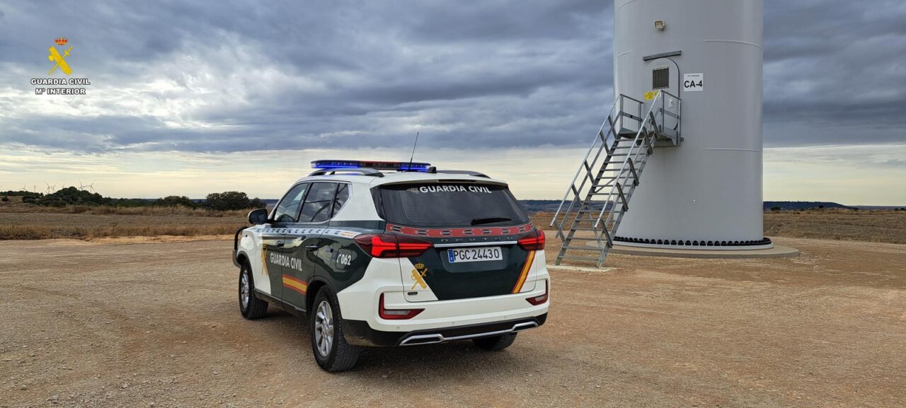 Vehículo de la Guardia Civil en un parque eólico en Villalobón