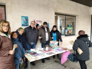 Mesa informativa del Día Sin Alcohol en Guardo con voluntarios y materiales informativos.