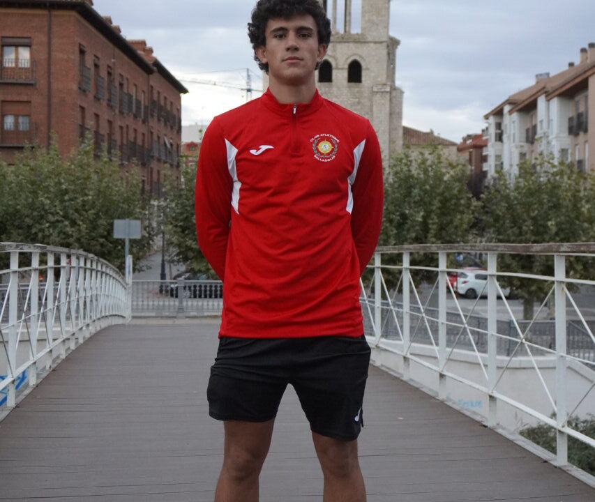 Joven atleta Diego Zorita posando en un puente con su uniforme deportivo.