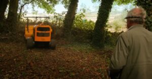 Dron desbrozador autopropulsado en un entorno forestal