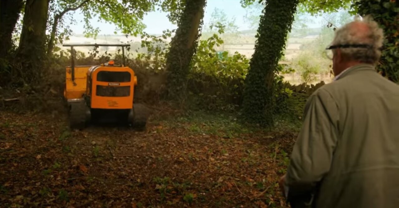 Dron desbrozador autopropulsado en un entorno forestal