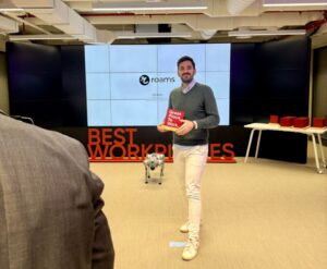 Eduardo Delgado recibiendo el premio Best Workplaces Tech 2025 en un evento.