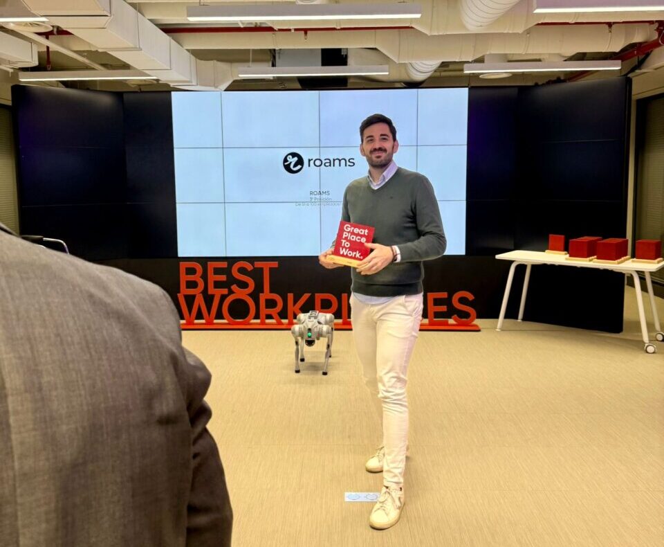 Eduardo Delgado recibiendo el premio Best Workplaces Tech 2025 en un evento.