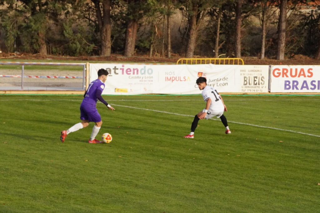Jugadores en un partido de fútbol en el campo