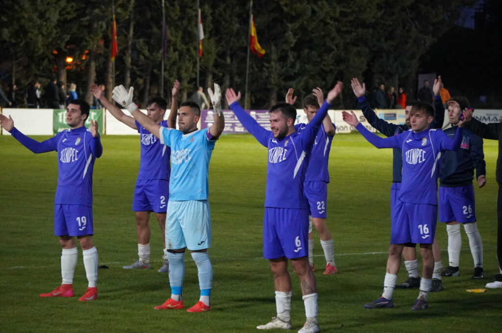 Jugadores del CD Becerril celebrando el empate en el partido contra el Palencia Cristo Atlético