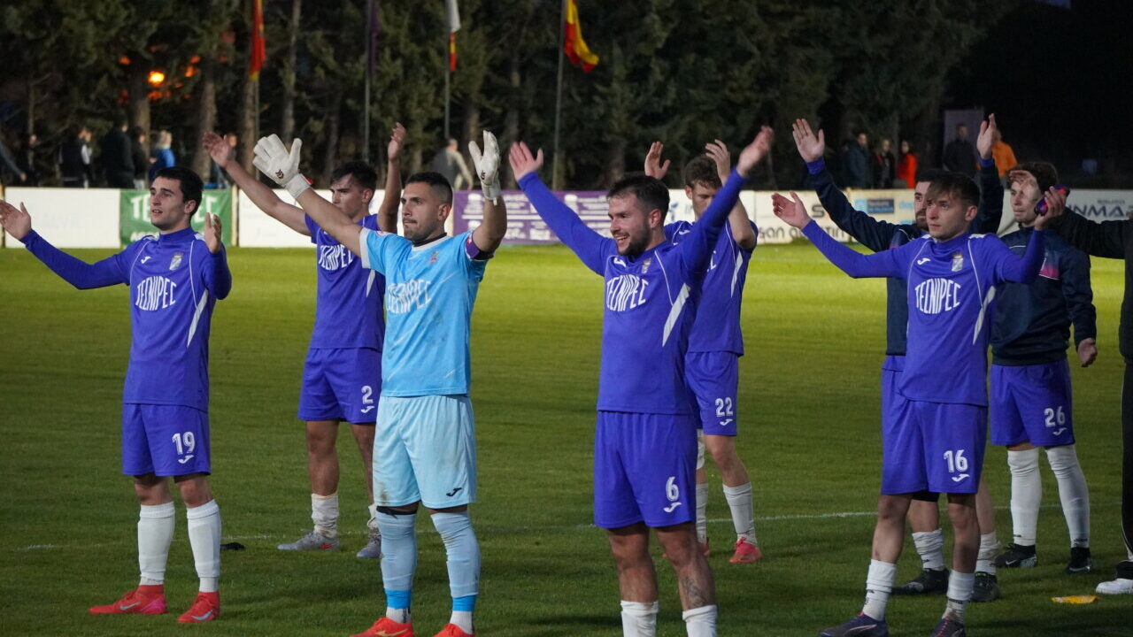 Jugadores del CD Becerril celebrando el empate en el partido contra el Palencia Cristo Atlético