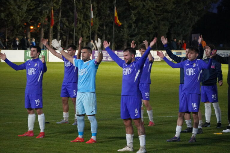Jugadores del CD Becerril celebrando el empate en el partido contra el Palencia Cristo Atlético